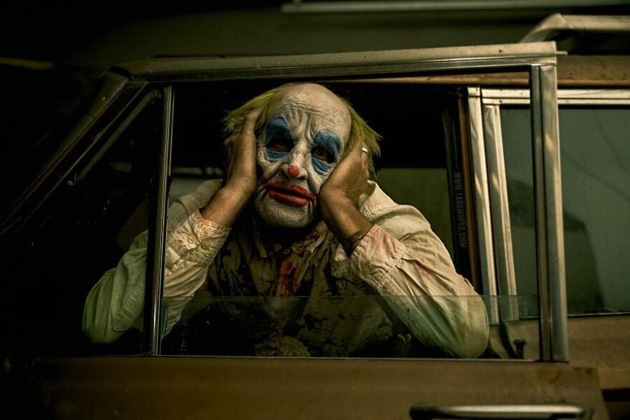 clown voiture triste