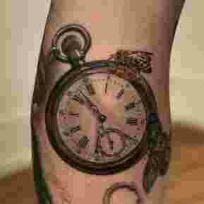 Tatouage réaliste montre