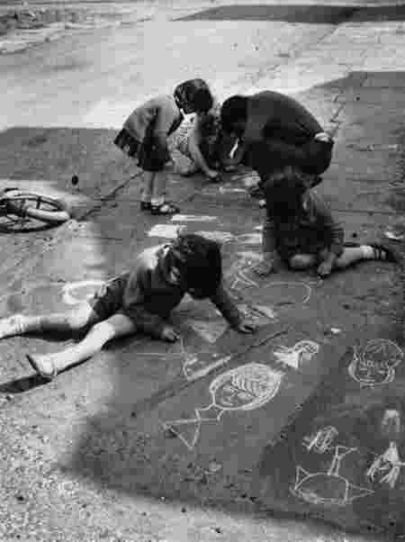 Enfants rues trottoirs dessins craies Manchester 1966