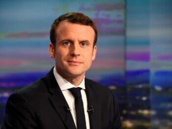 Le Président Emmanuel Macron Courtisé Par Célèbre Chanteuse Francophone